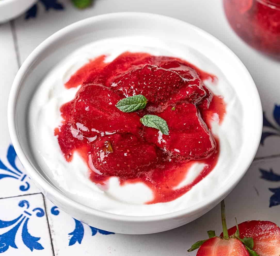 Zemeņu kompots ar rožūdeni, medu un piparmētru
